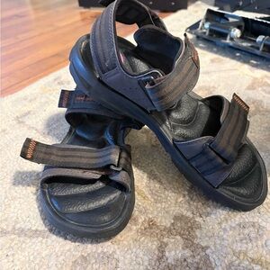 New Balance Men's Black and Brown Outdoor Sandals